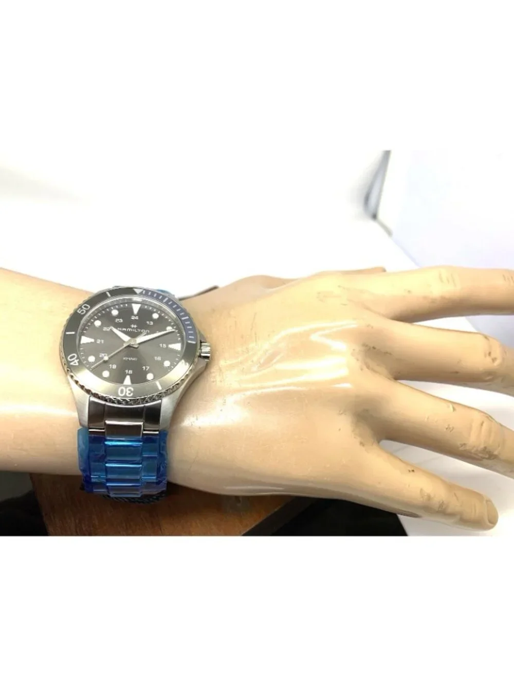 Hamilton Unisex Watch H82211181 Khaki Navy Scuba Swiss Quartz Silver Steel 37mm